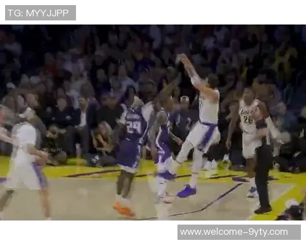 东契奇滑倒后强行后仰三分成功老詹现场疯狂庆祝引发热议